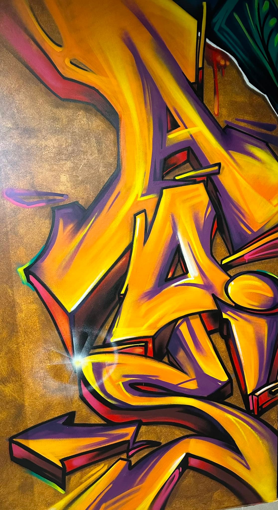 Detail žltého graffiti v štúdiu Adis Tattoo Art